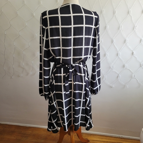 Lark & Ro Wrap Dress / Square Print / Size Large - Picture 4 of 5